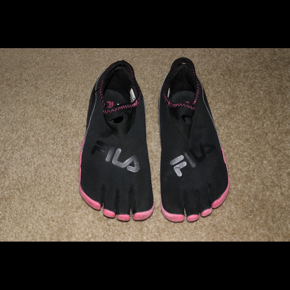 Women’s Fila toe shoes